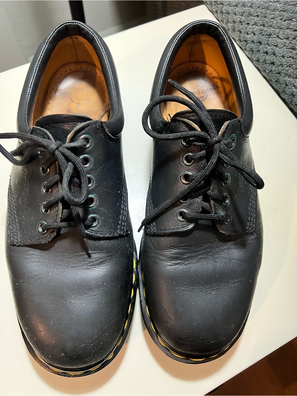 Doc Martens 8053 smooth black leather 5 eye unisex oxford with padded collar.